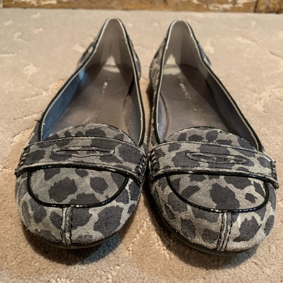Gray leopard nubuck Anne Klein flats - Picture 2 of 6